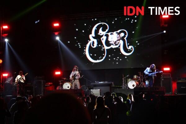 10 Keseruan Penampilan Band Indie FUR di Panggung Hari Kedua GUDFEST