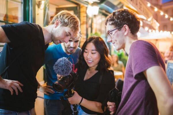 5 Tips Agar Tidak Merasa Kehilangan Saat Ditinggal Pergi Sahabat Baik