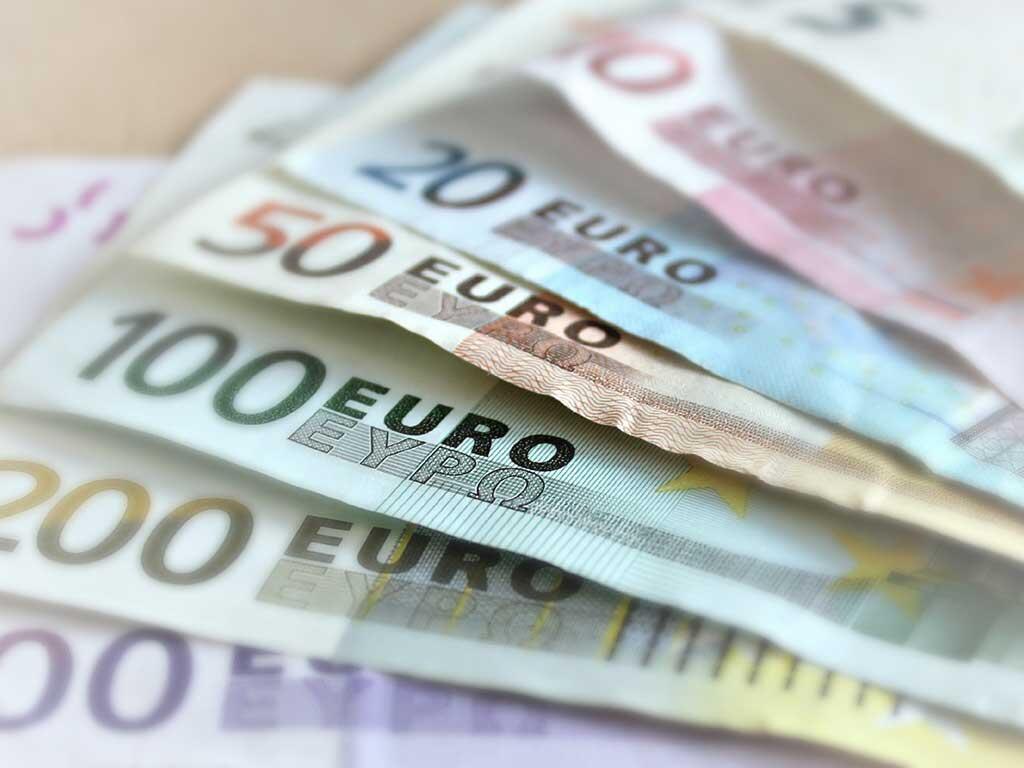 GILIRAN NILAI EURO MELEMAH NAMUN NILAI DOLAR TETAP STABIL