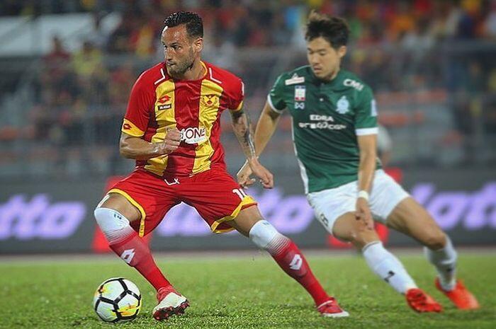 Bek asal Spanyol Akui Suporter Menjadi Pembeda Sepak Bola Indonesia Dan Malaysia