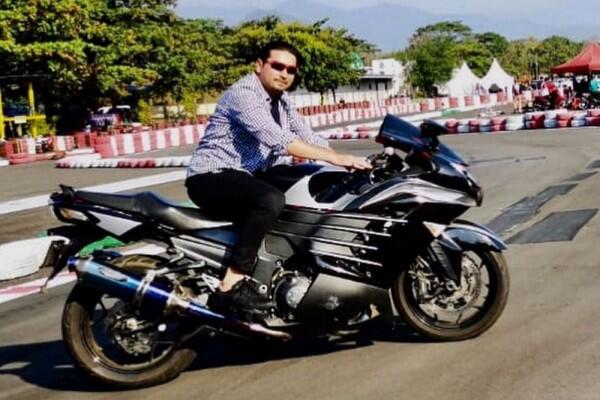 9 Potret Pesinetron Umay Lubis Beraksi di Atas Motor, Biker Sejati!
