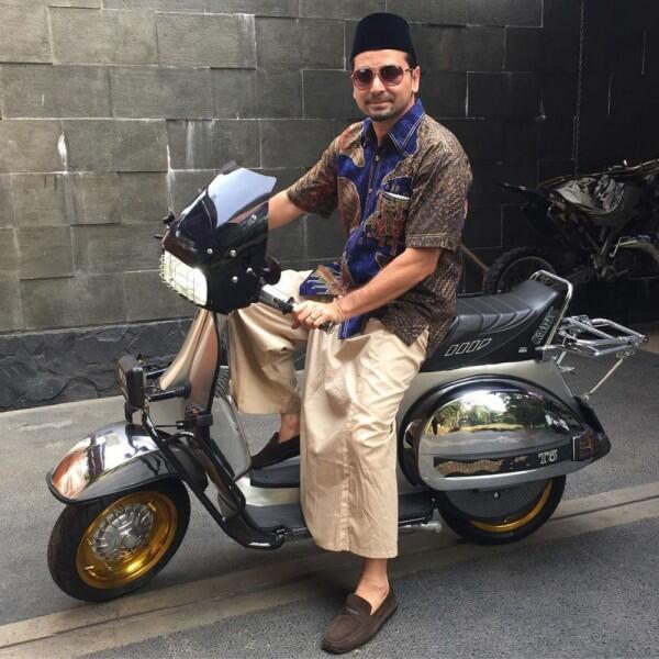 9 Potret Pesinetron Umay Lubis Beraksi di Atas Motor, Biker Sejati!
