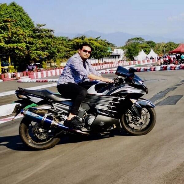 9 Potret Pesinetron Umay Lubis Beraksi di Atas Motor, Biker Sejati!