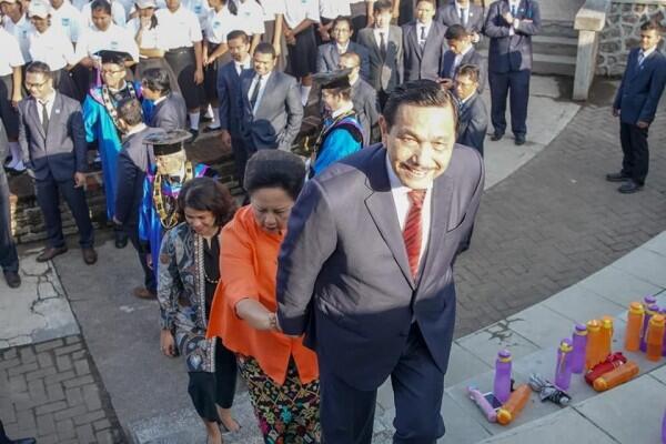 Dikenal Tegas, 10 Sisi Romantis Luhut Pandjaitan yang Family Man