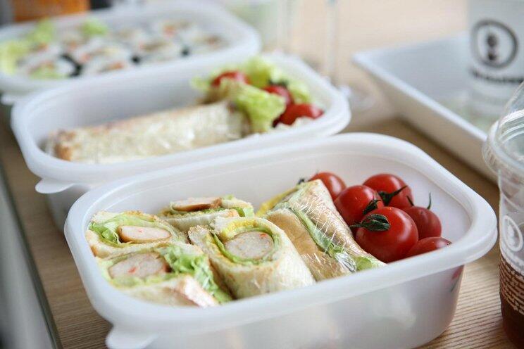 Sering Bawa Kotak Bekal, Begini Tips Membersihkannya Dari Noda Membandel