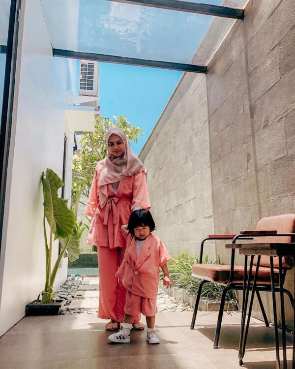 9 Inspirasi Outfit Kembar ala Ibu dan Anak Selebriti, Semakin Kompak!