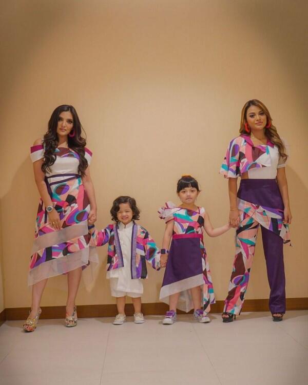 9 Inspirasi Outfit Kembar ala Ibu dan Anak Selebriti, Semakin Kompak!