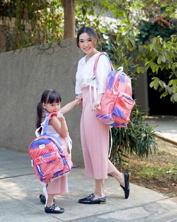 9 Inspirasi Outfit Kembar ala Ibu dan Anak Selebriti, Semakin Kompak!