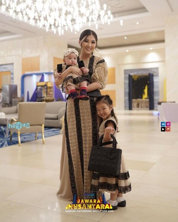 9 Inspirasi Outfit Kembar ala Ibu dan Anak Selebriti, Semakin Kompak!