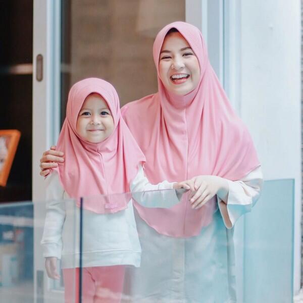 9 Inspirasi Outfit Kembar ala Ibu dan Anak Selebriti, Semakin Kompak!