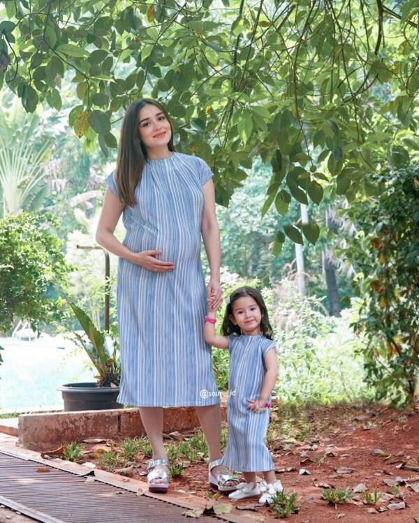 9 Inspirasi Outfit Kembar ala Ibu dan Anak Selebriti, Semakin Kompak!