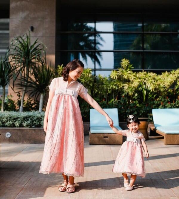9 Inspirasi Outfit Kembar ala Ibu dan Anak Selebriti, Semakin Kompak!