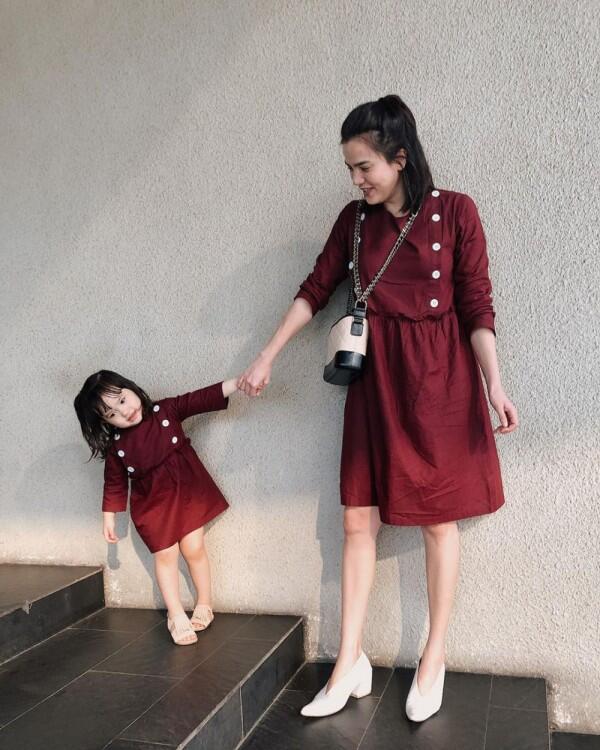 9 Inspirasi Outfit Kembar ala Ibu dan Anak Selebriti, Semakin Kompak!