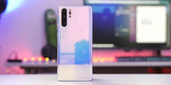 8 Smartphone Terbaru dengan Teknologi Reverse Wireless Charging