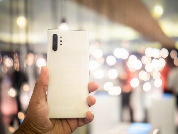 8 Smartphone Terbaru dengan Teknologi Reverse Wireless Charging