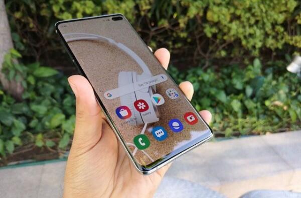 8 Smartphone Terbaru dengan Teknologi Reverse Wireless Charging