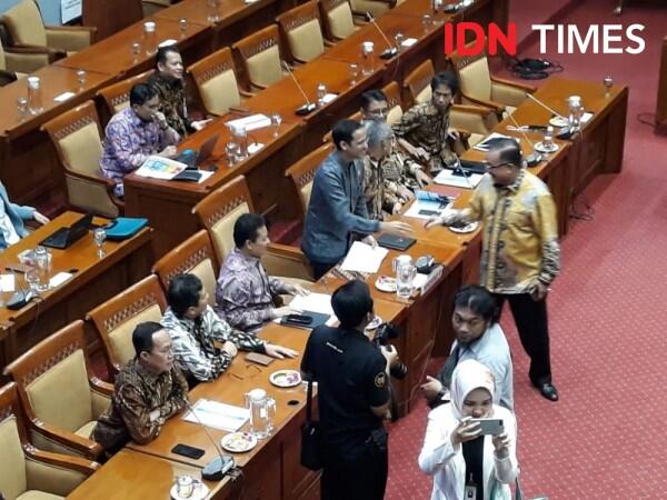 Rapat Perdana dengan Komisi X DPR, Nadiem Minta Maaf Masih Kaku