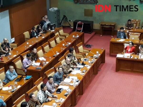 Rapat Perdana dengan Komisi X DPR, Nadiem Minta Maaf Masih Kaku