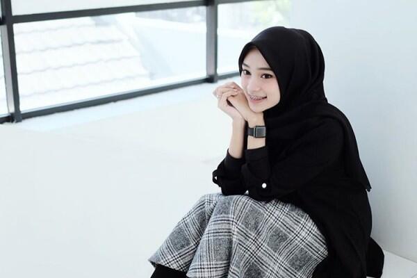 9 Gaya Selebgram Rifka Ayu dalam Busana Formal, Hijabers Harus Coba!