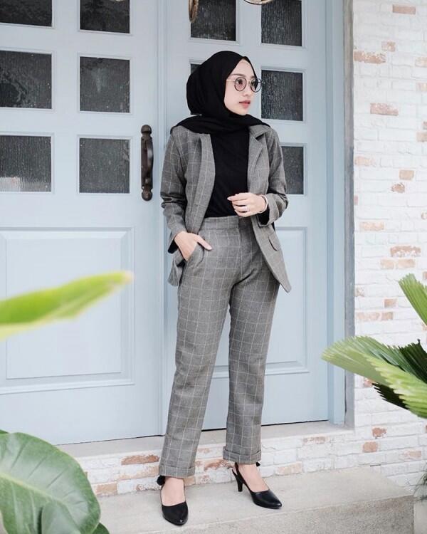 9 Gaya Selebgram Rifka Ayu dalam Busana Formal, Hijabers Harus Coba!