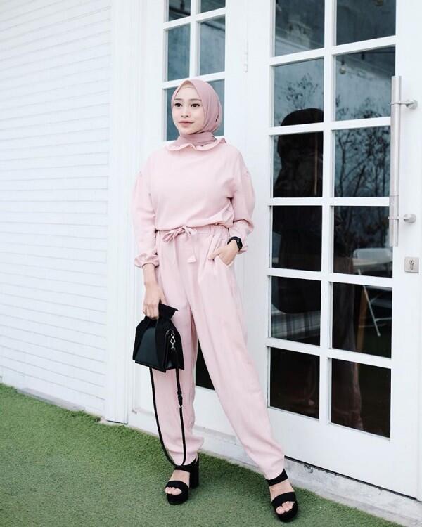 9 Gaya Selebgram Rifka Ayu dalam Busana Formal, Hijabers Harus Coba!