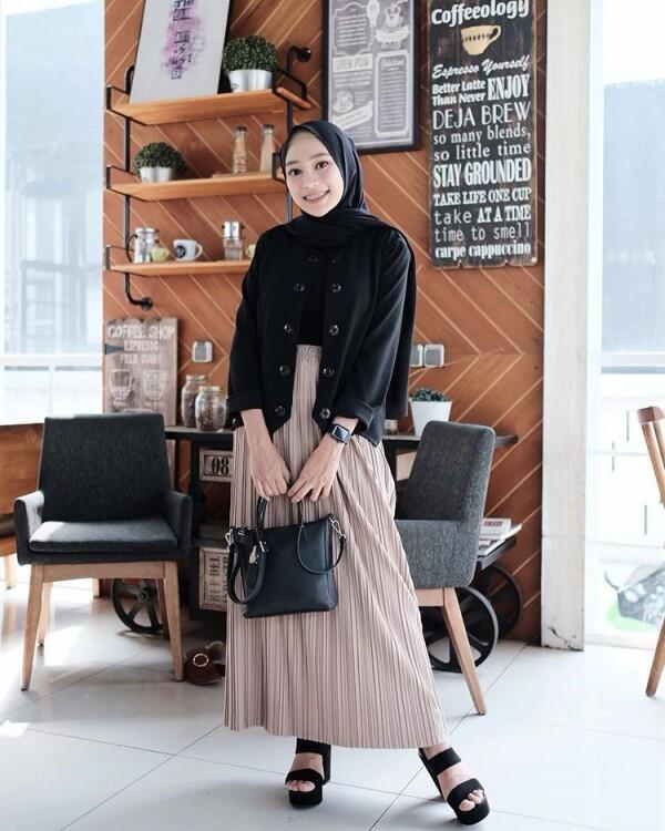 9 Gaya Selebgram Rifka Ayu dalam Busana Formal, Hijabers Harus Coba!