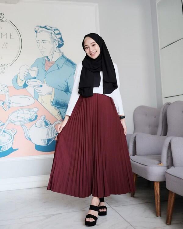 9 Gaya Selebgram Rifka Ayu dalam Busana Formal, Hijabers Harus Coba!