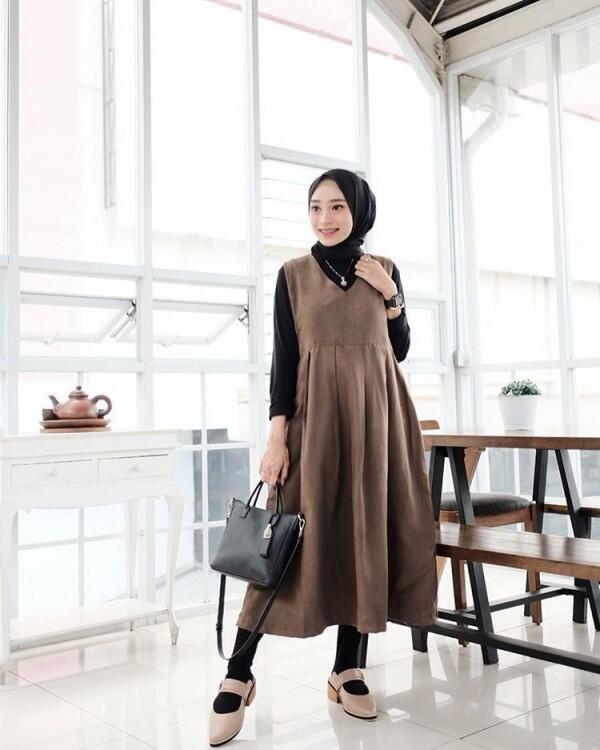9 Gaya Selebgram Rifka Ayu dalam Busana Formal, Hijabers Harus Coba!