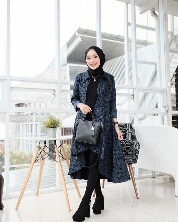 9 Gaya Selebgram Rifka Ayu dalam Busana Formal, Hijabers Harus Coba!