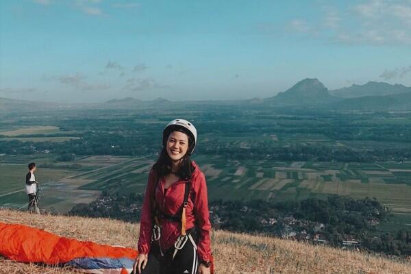 9 Potret Liburan Seru ala Della Dartyan, Hobi Traveling!