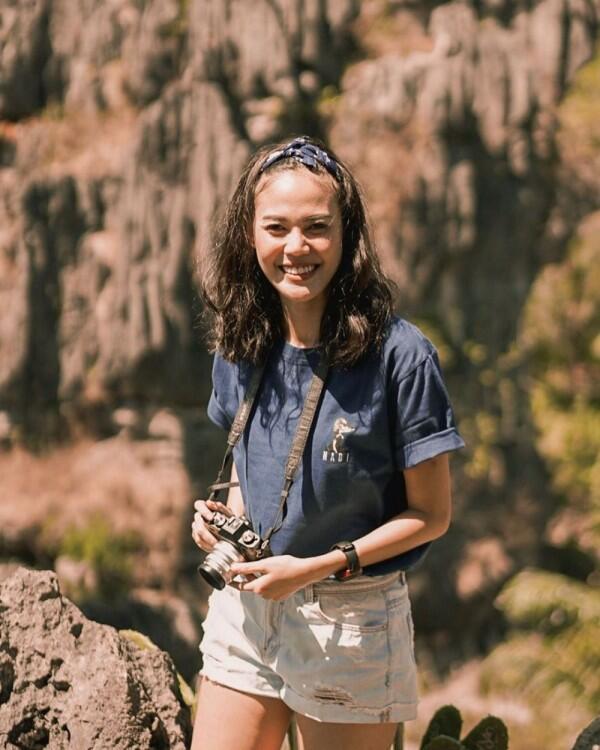 9 Potret Liburan Seru ala Della Dartyan, Hobi Traveling!