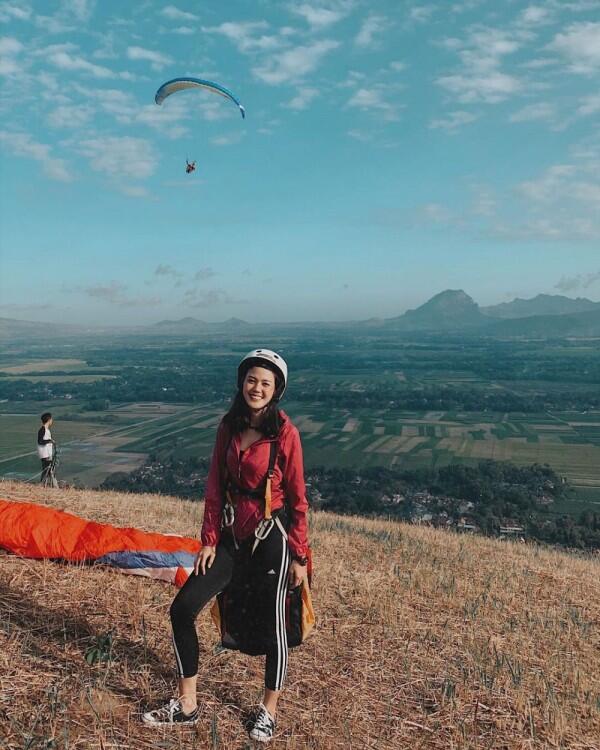 9 Potret Liburan Seru ala Della Dartyan, Hobi Traveling!