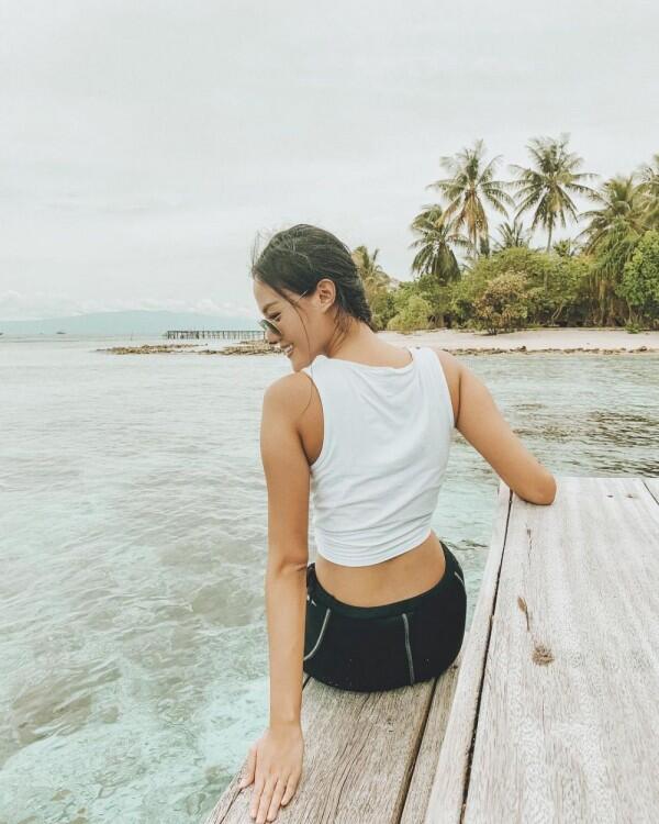 9 Potret Liburan Seru ala Della Dartyan, Hobi Traveling!