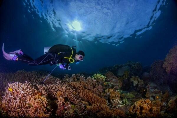 9 Potret Liburan Seru ala Della Dartyan, Hobi Traveling!