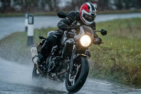 Wajib Tahu! 5 Hal yang Perlu Disiapkan Pengendara Motor di Musim Hujan
