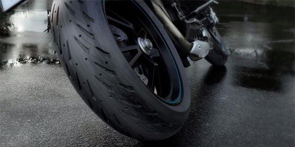Wajib Tahu! 5 Hal yang Perlu Disiapkan Pengendara Motor di Musim Hujan