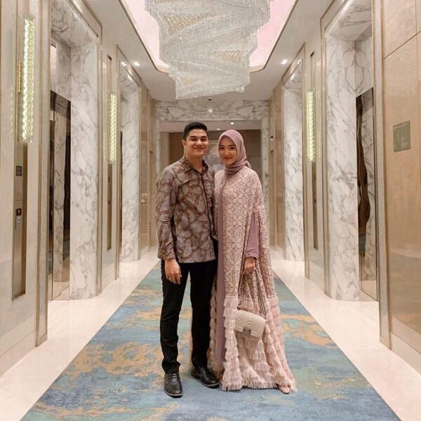 Dress sampai Kebaya, 10 Gaya Kondangan dengan Hijab ala Erica Putri