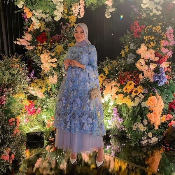 Dress sampai Kebaya, 10 Gaya Kondangan dengan Hijab ala Erica Putri