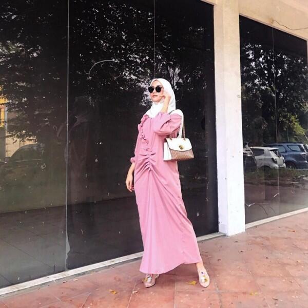Dress sampai Kebaya, 10 Gaya Kondangan dengan Hijab ala Erica Putri