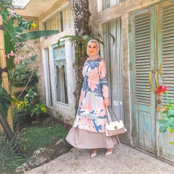 Dress sampai Kebaya, 10 Gaya Kondangan dengan Hijab ala Erica Putri