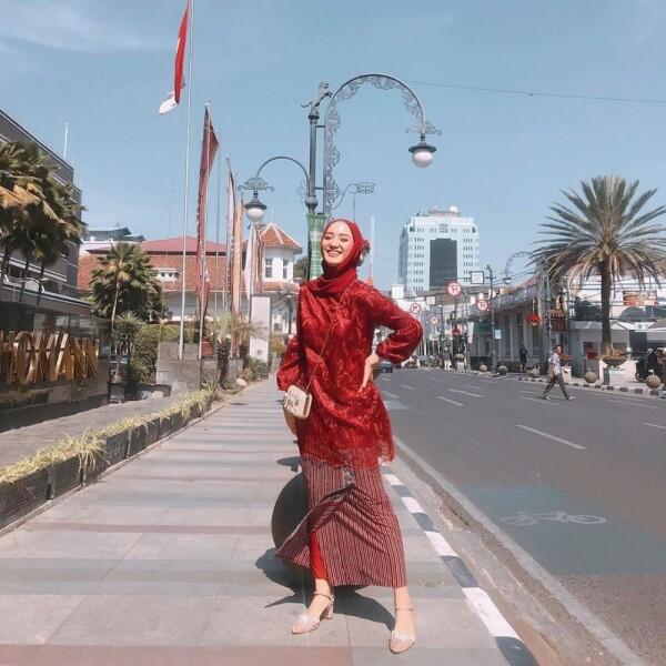 Dress sampai Kebaya, 10 Gaya Kondangan dengan Hijab ala Erica Putri