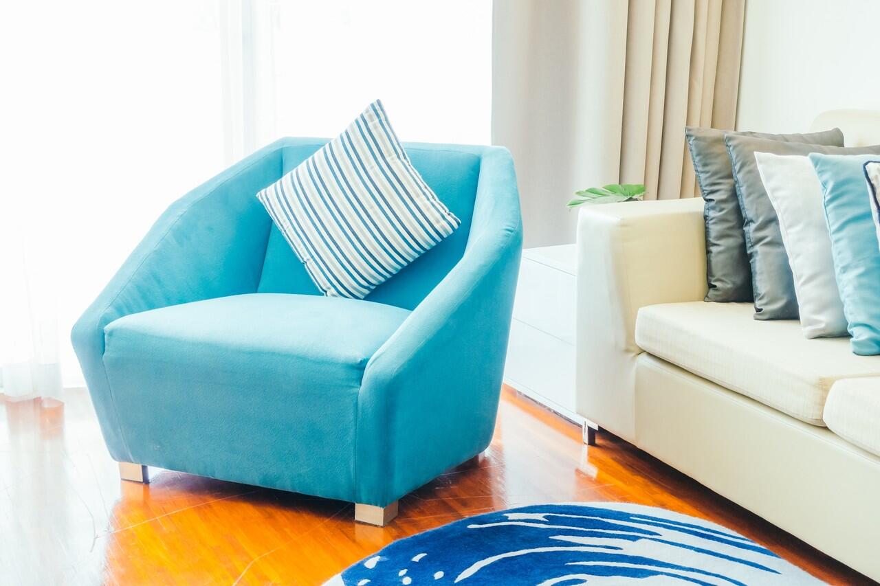 Hilangkan Noda di Sofa