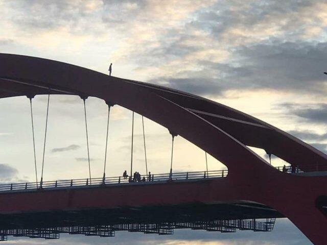 Satu Tewas, Viral ‘Spiderman’ Panjat Jembatan yang Diresmikan Jokowi