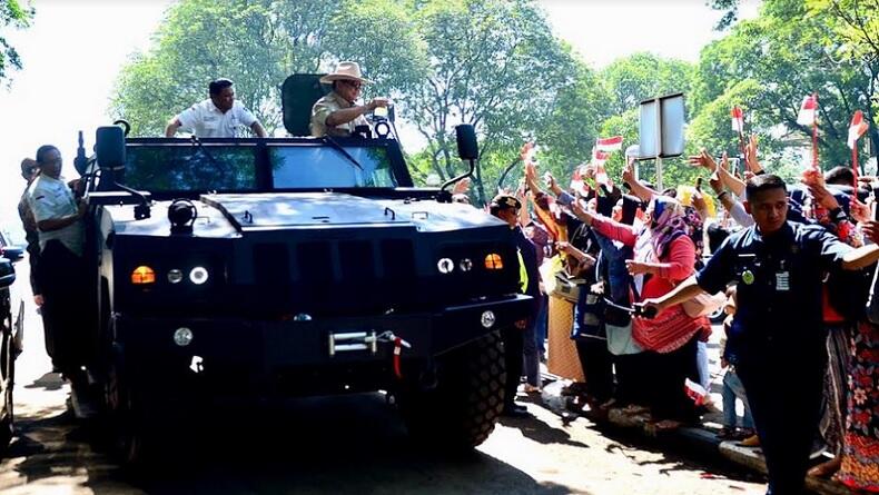 Kunjungi Pindad, Menhan Prabowo Pegang Senjata-Jajal Rantis Komodo
