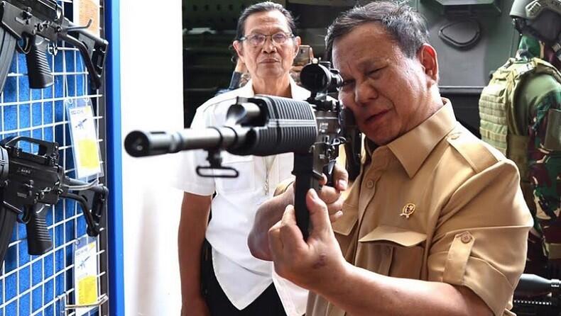 Kunjungi Pindad, Menhan Prabowo Pegang Senjata-Jajal Rantis Komodo