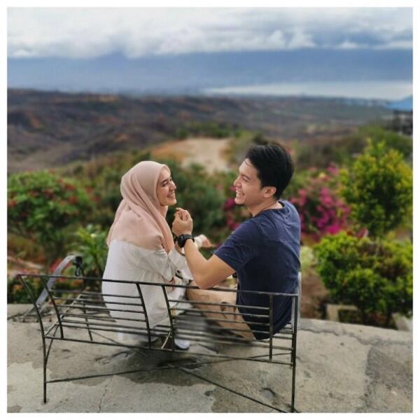 Bertahun-tahun Menikah, 10 Pasang Seleb Mesranya Bak Pengantin Baru