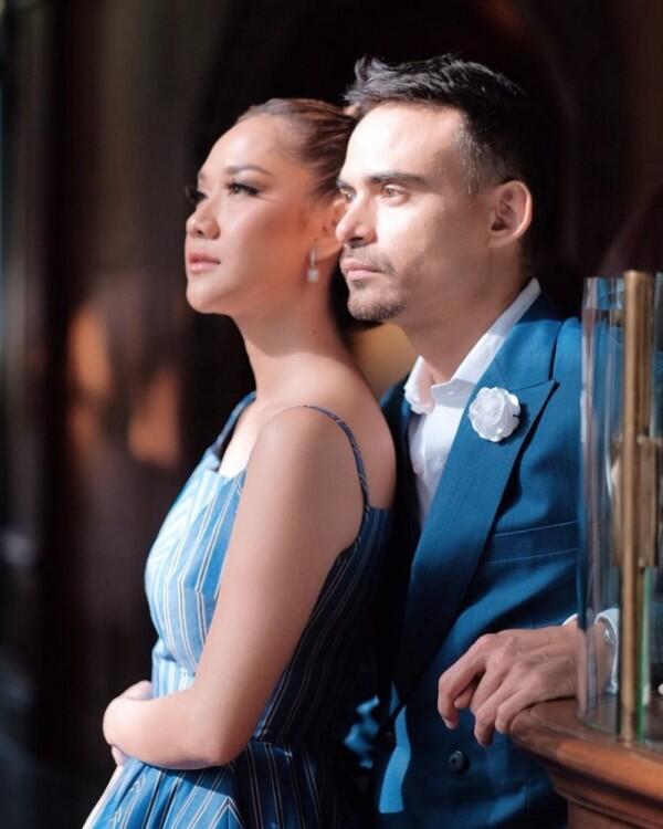 Bertahun-tahun Menikah, 10 Pasang Seleb Mesranya Bak Pengantin Baru