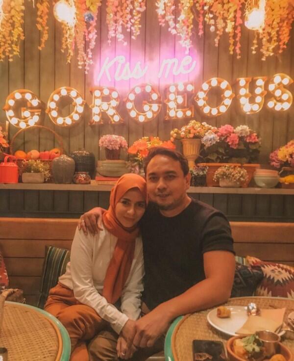 Bertahun-tahun Menikah, 10 Pasang Seleb Mesranya Bak Pengantin Baru
