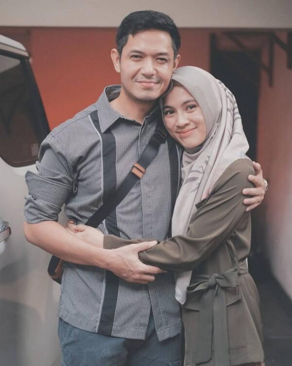 Bertahun-tahun Menikah, 10 Pasang Seleb Mesranya Bak Pengantin Baru