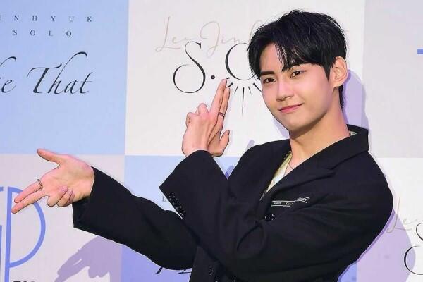 Rilis Album Mini, 10 Potret Jinhyuk UP10TION yang Resmi Debut Solo